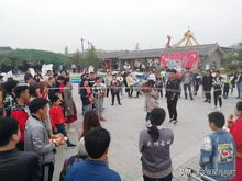五一假期首日各地景区火爆，游客如织共度欢乐时光
