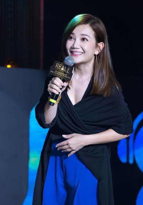 舞台上的柔情瞬间——女友上台后细心为赵心童整理头发的温馨一幕